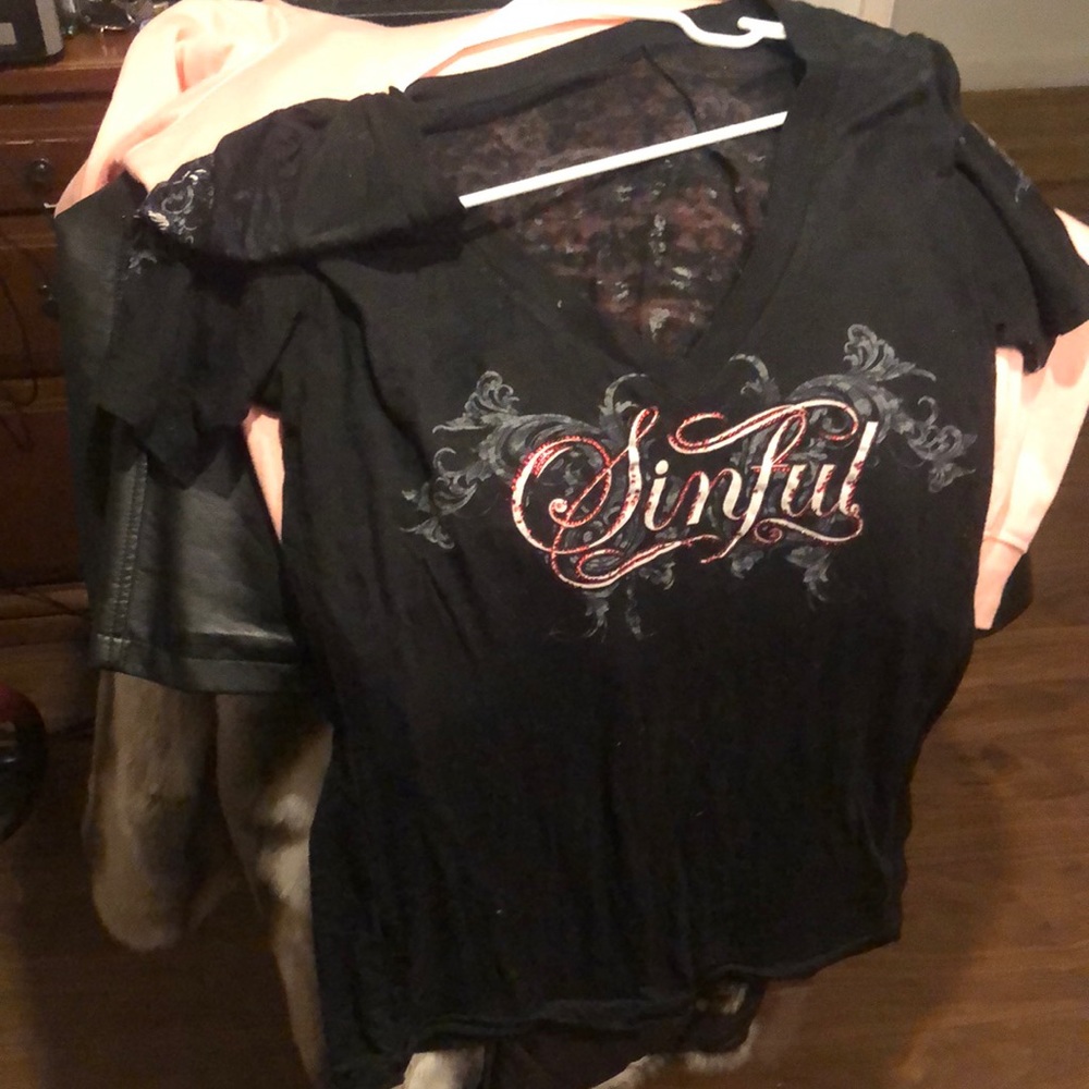 Women size xl sinful v neck t shirt almost brand new from buckle